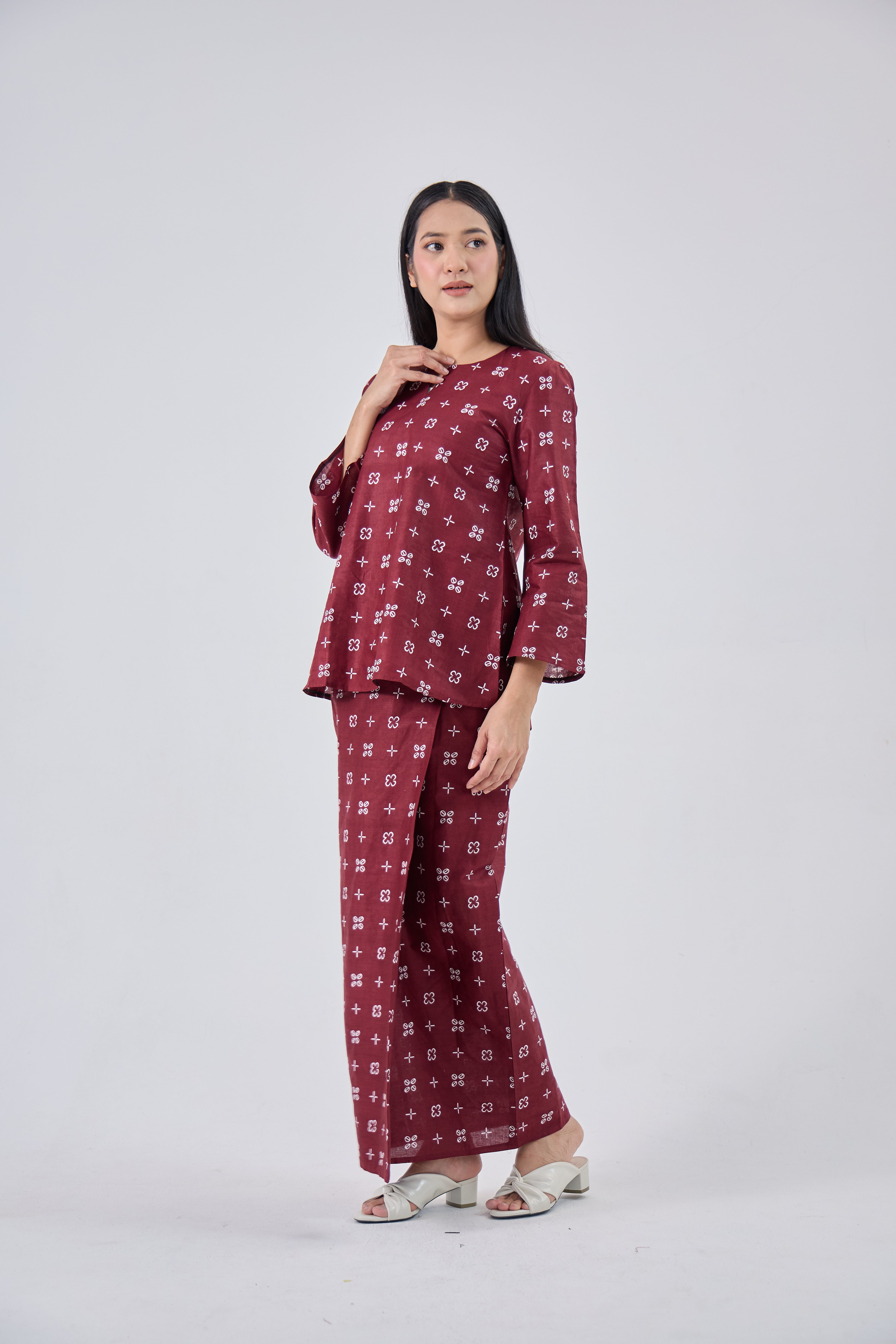 Murni in Maroon