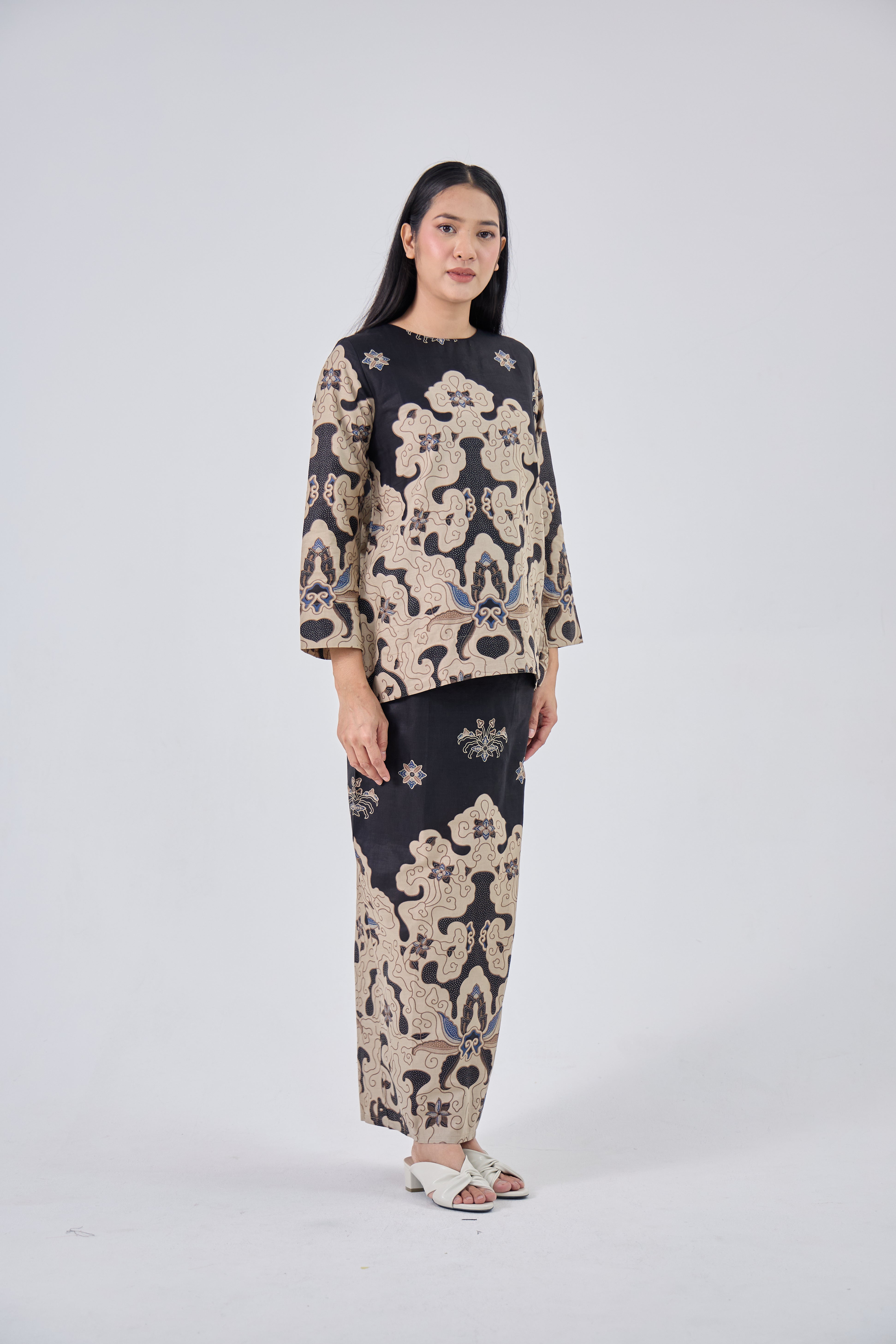 Muna in Black