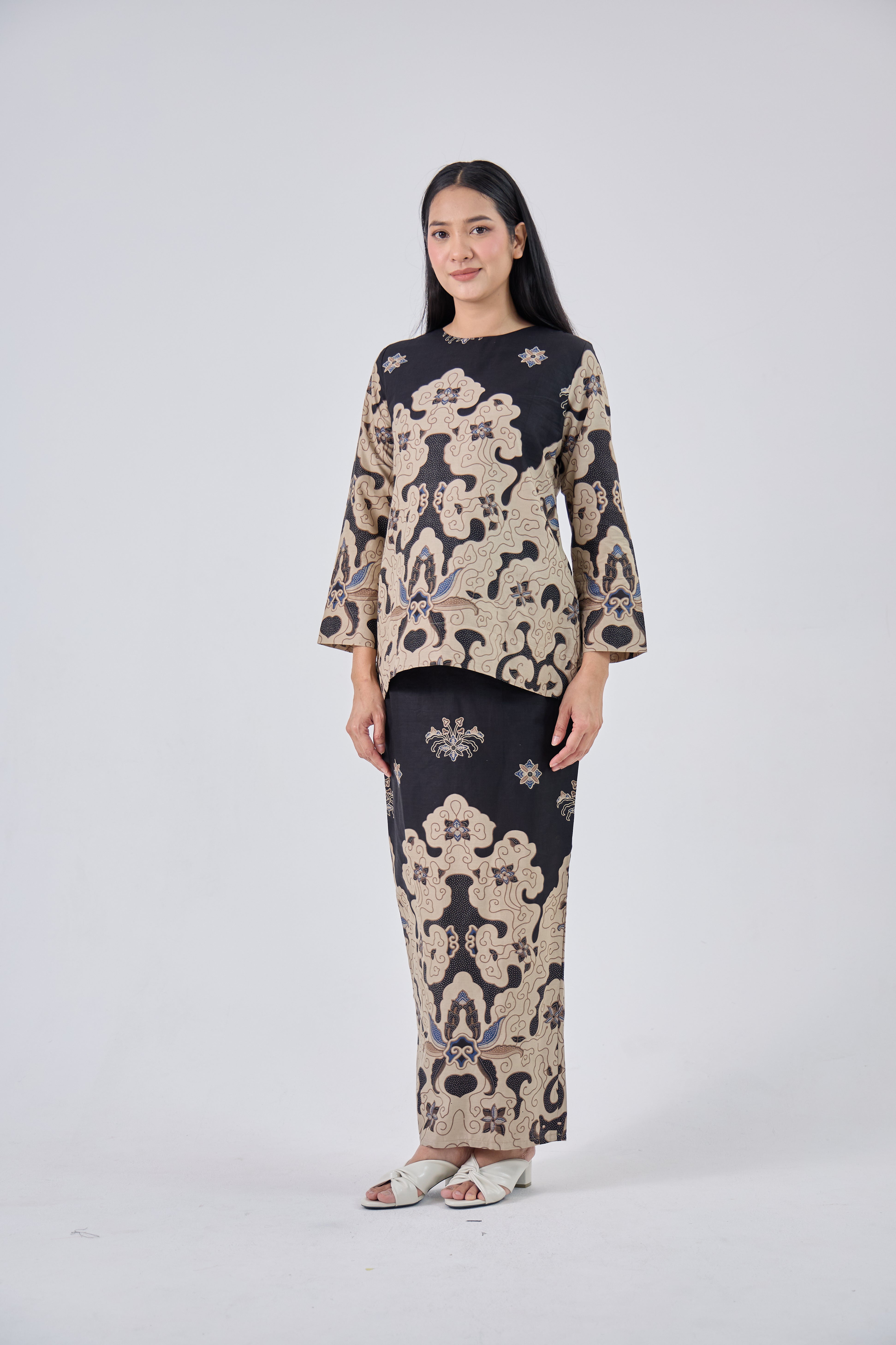 Muna in Black