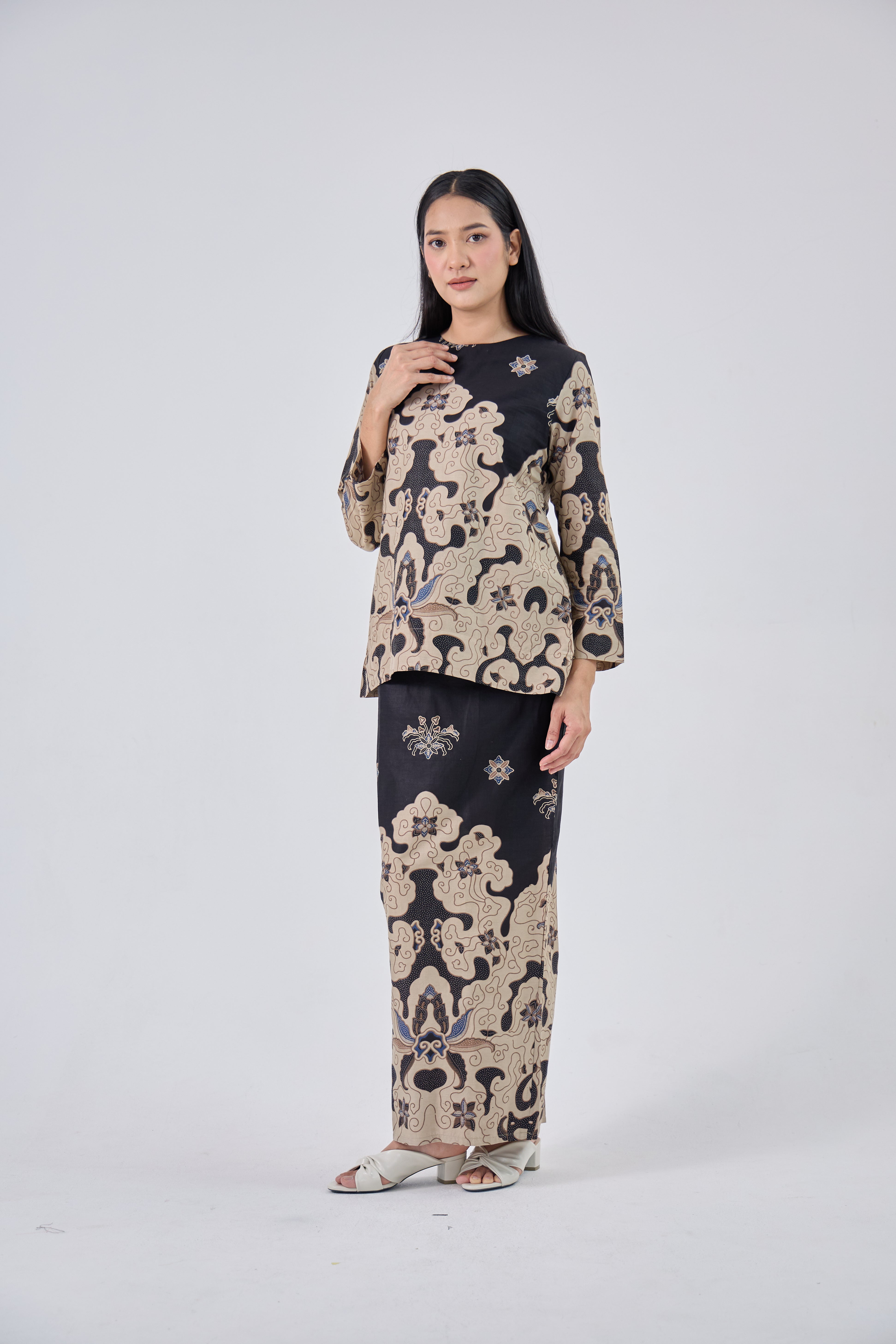 Muna in Black