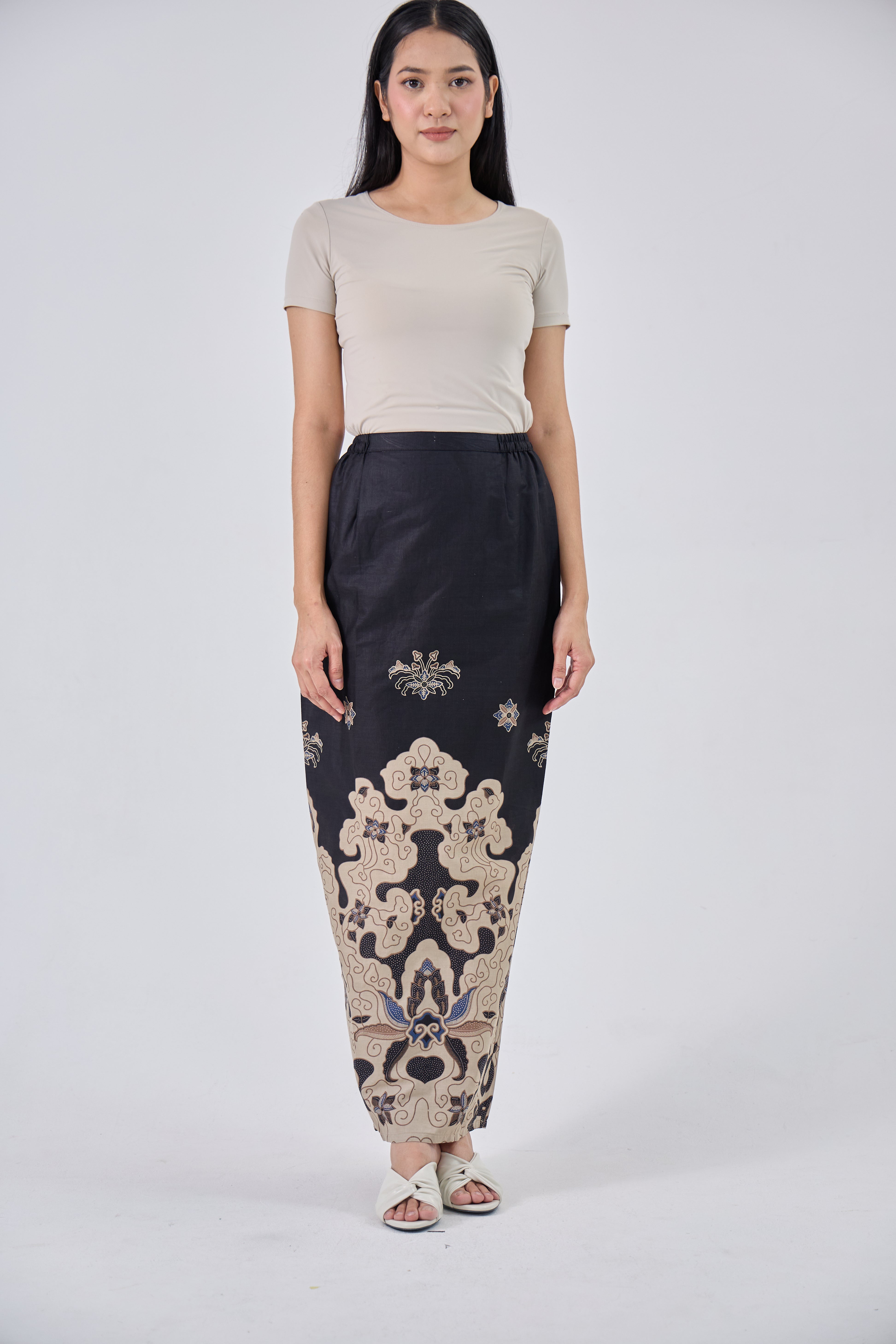Muna in Black
