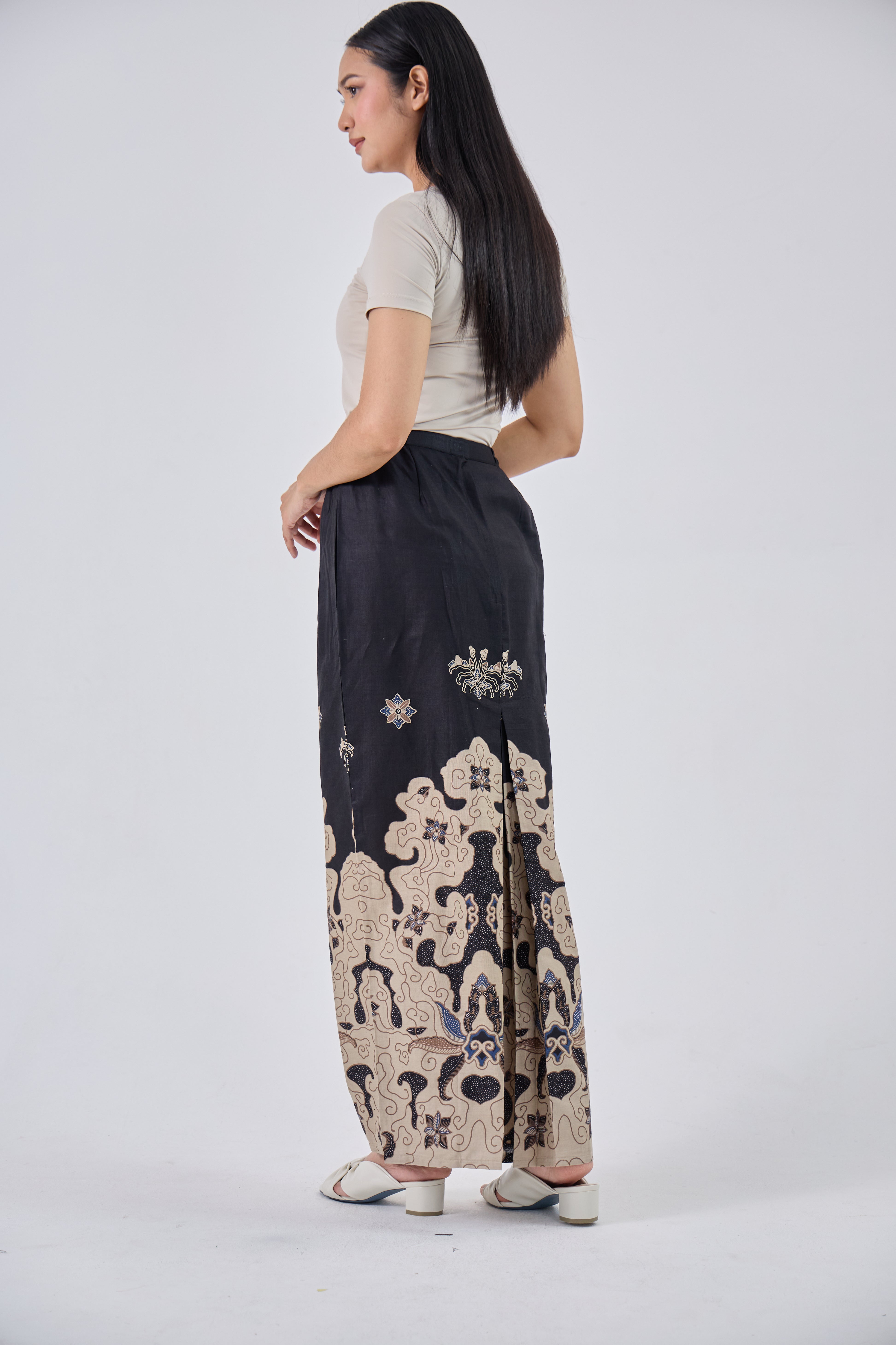 Muna in Black