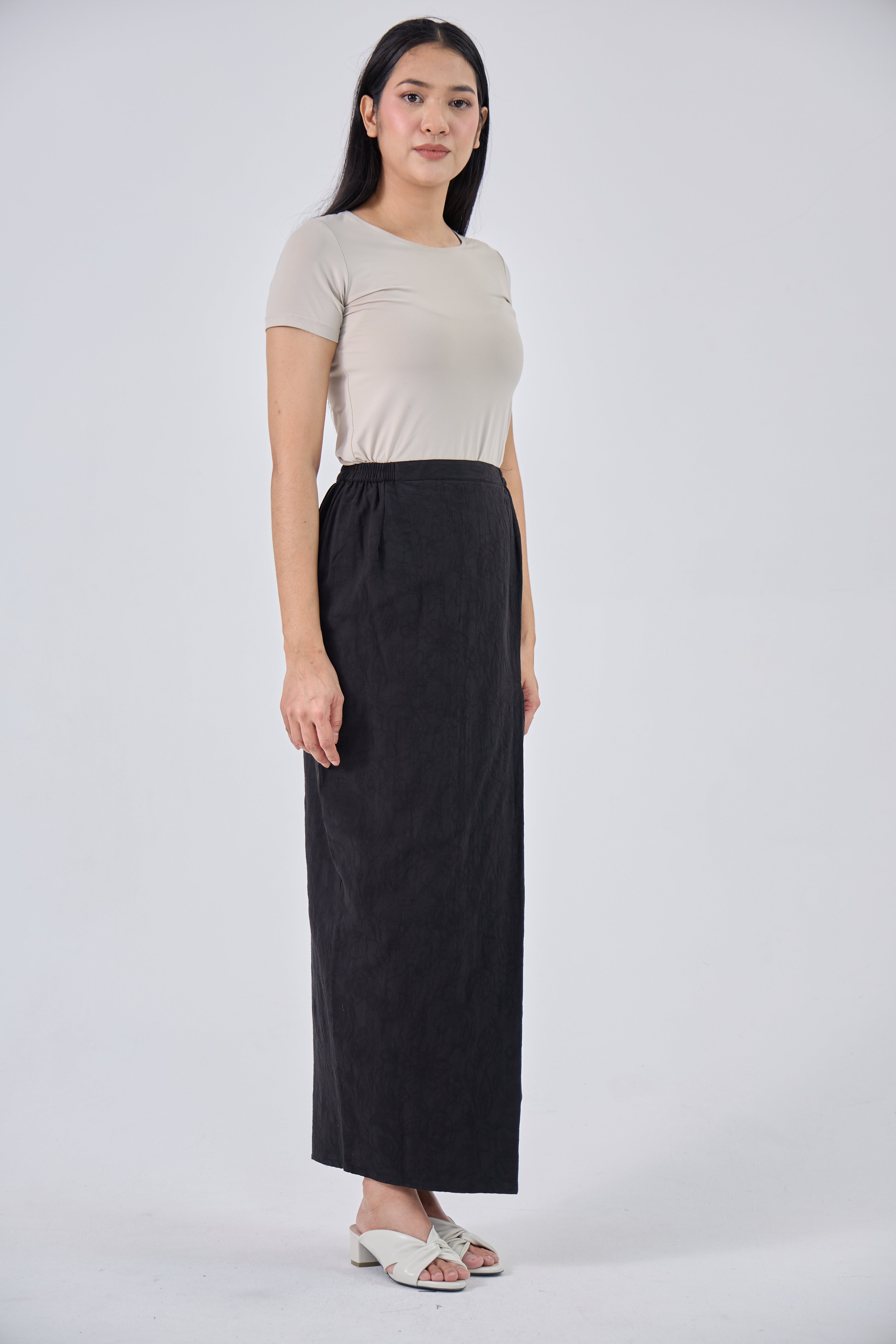 Laili in Black
