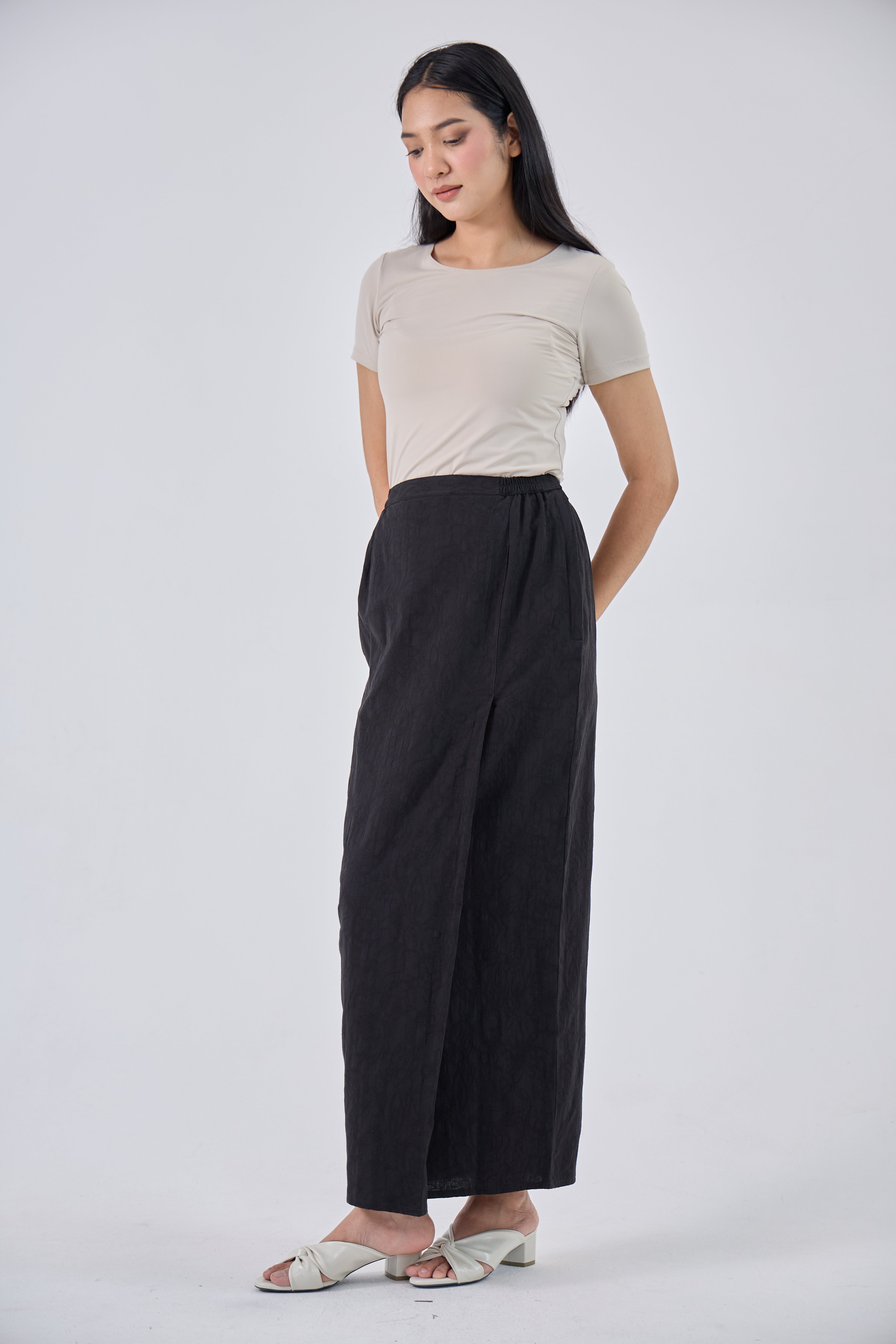 Laili in Black