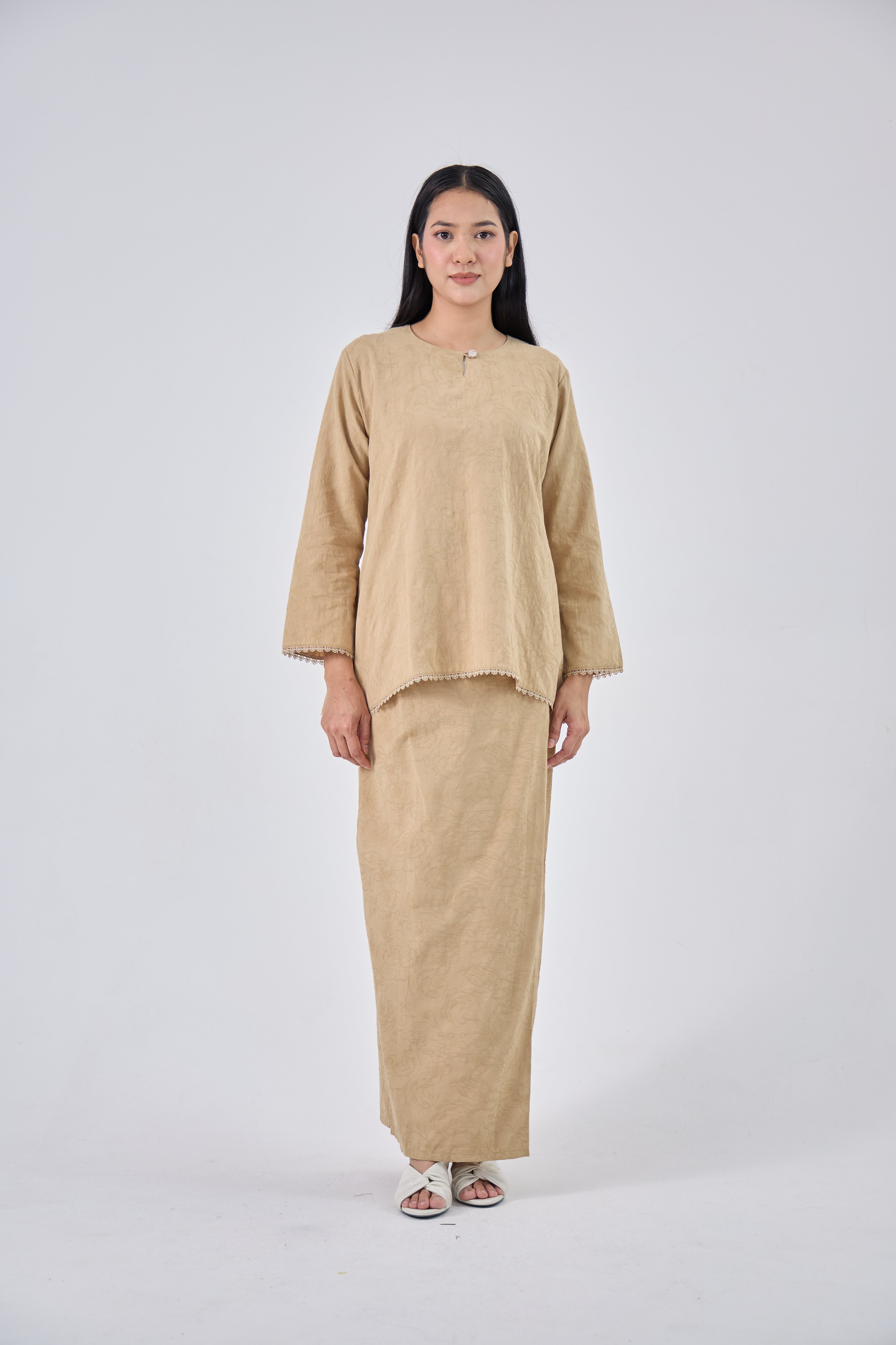 Laili in Tan