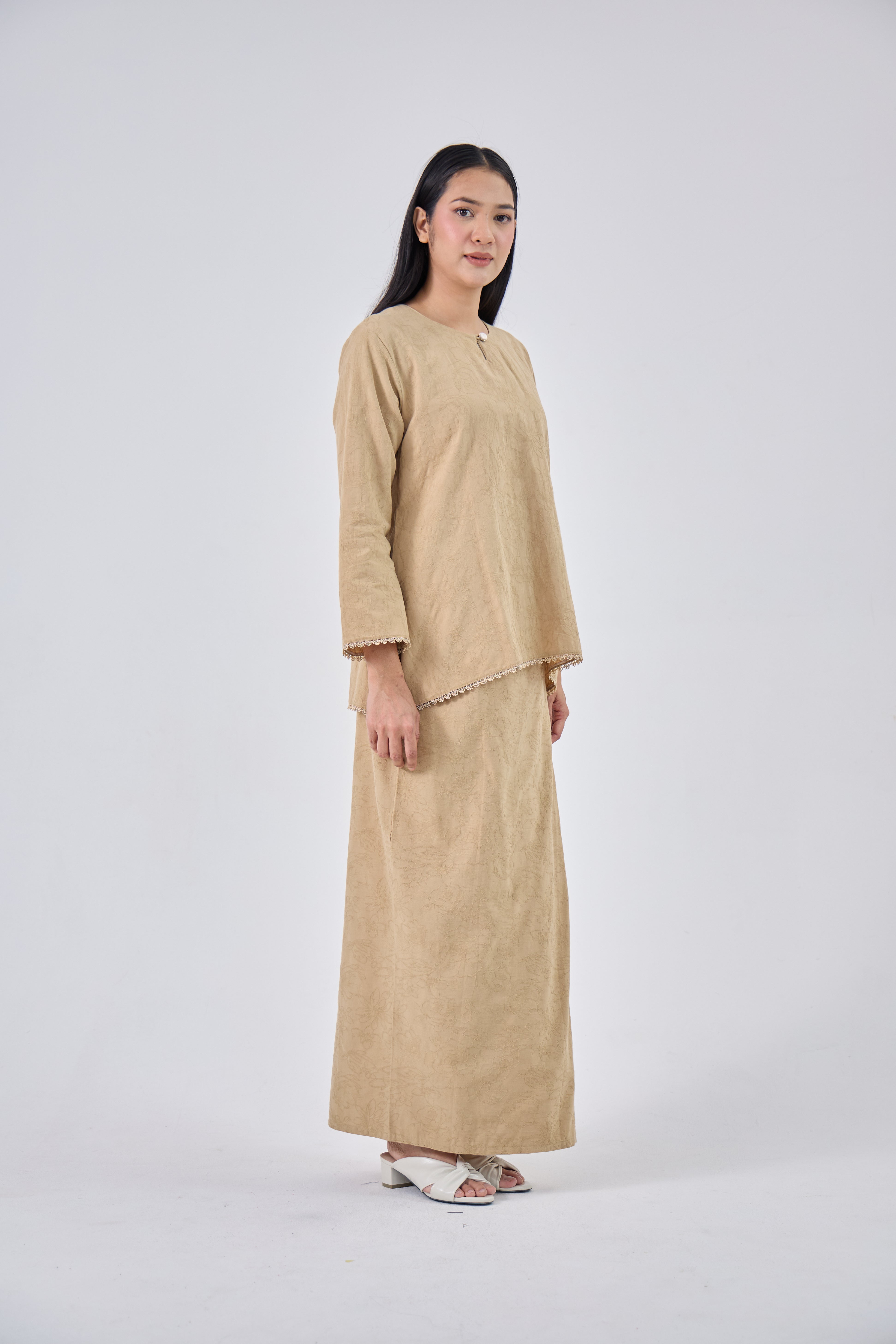 Laili in Tan