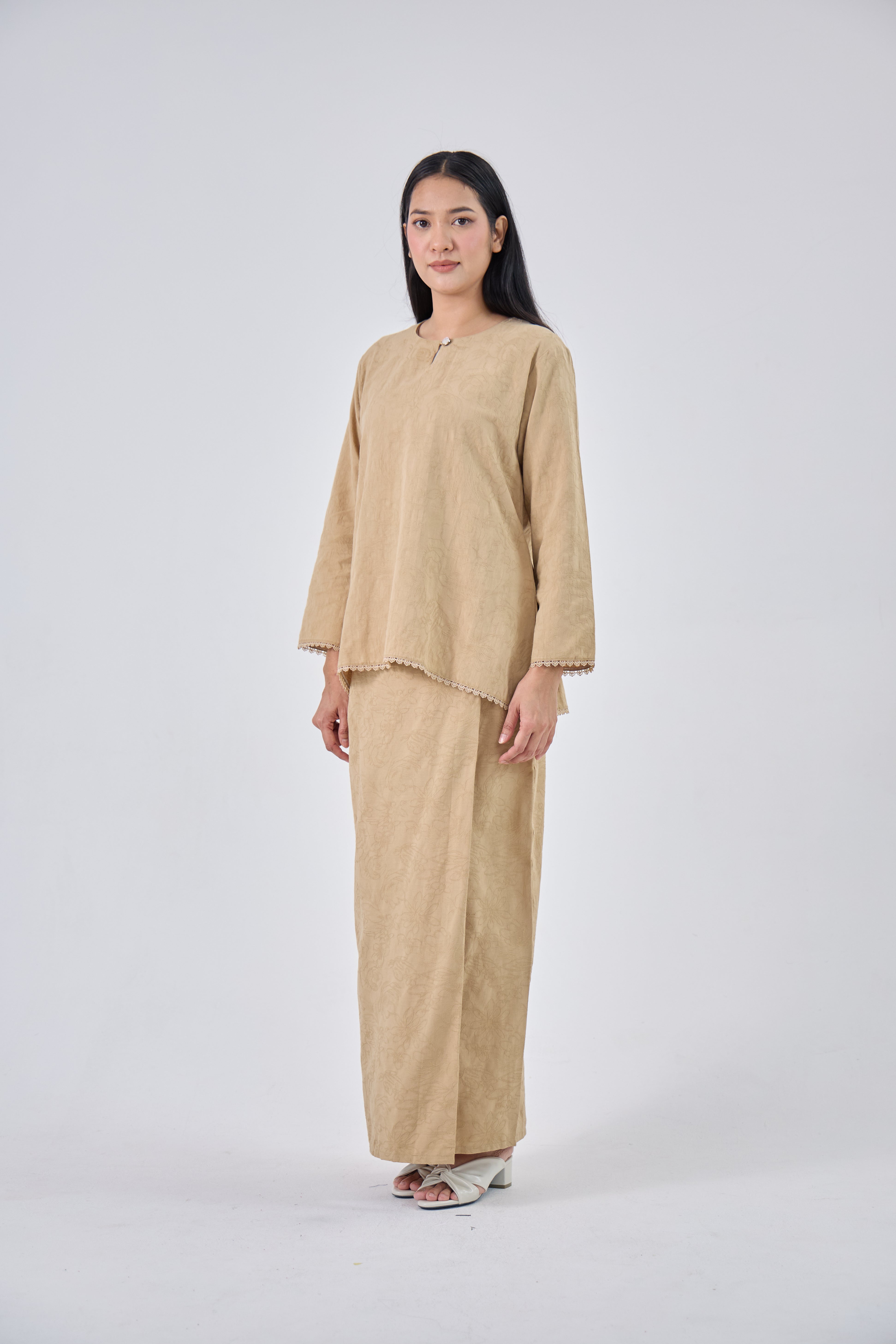 Laili in Tan