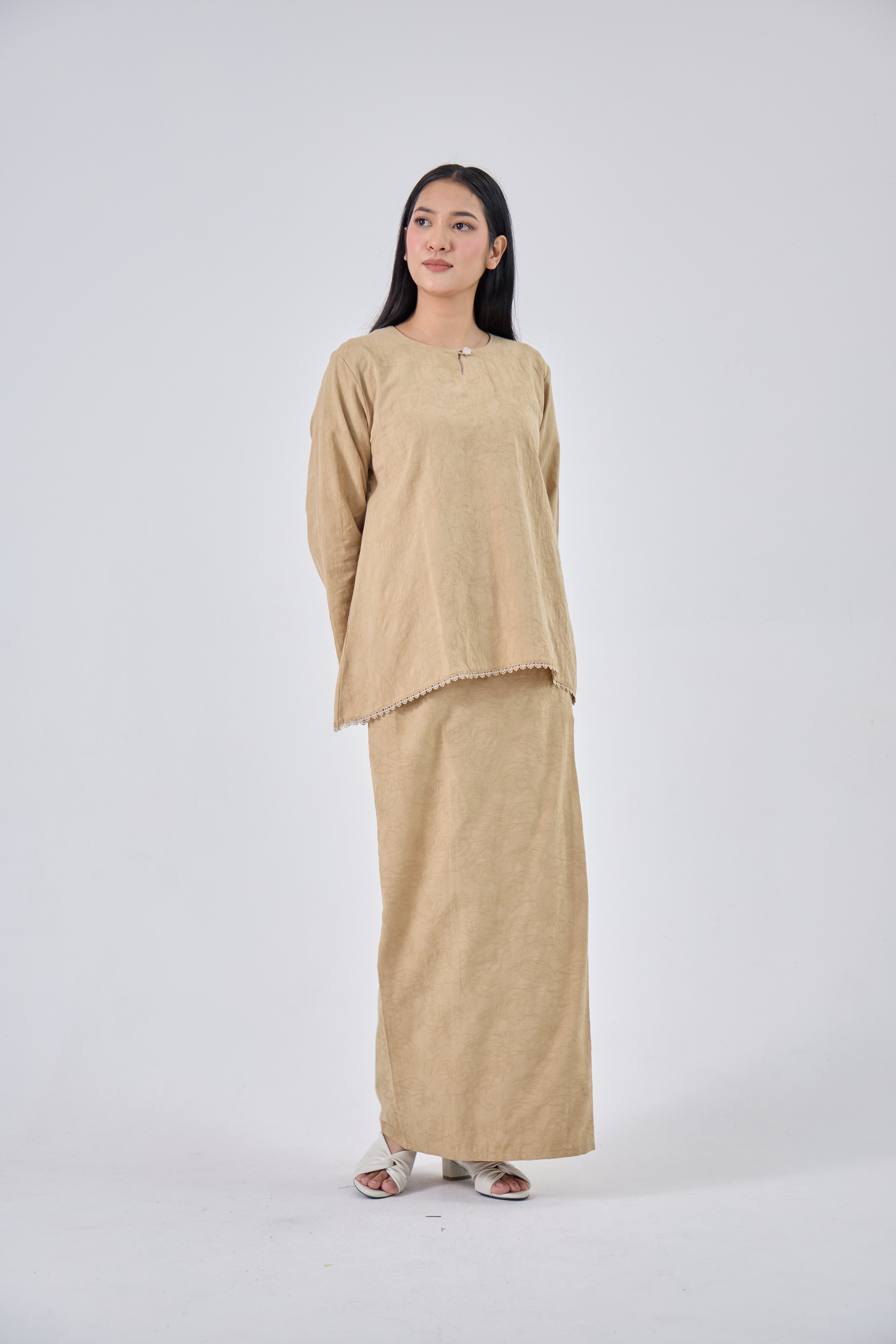 Laili in Tan