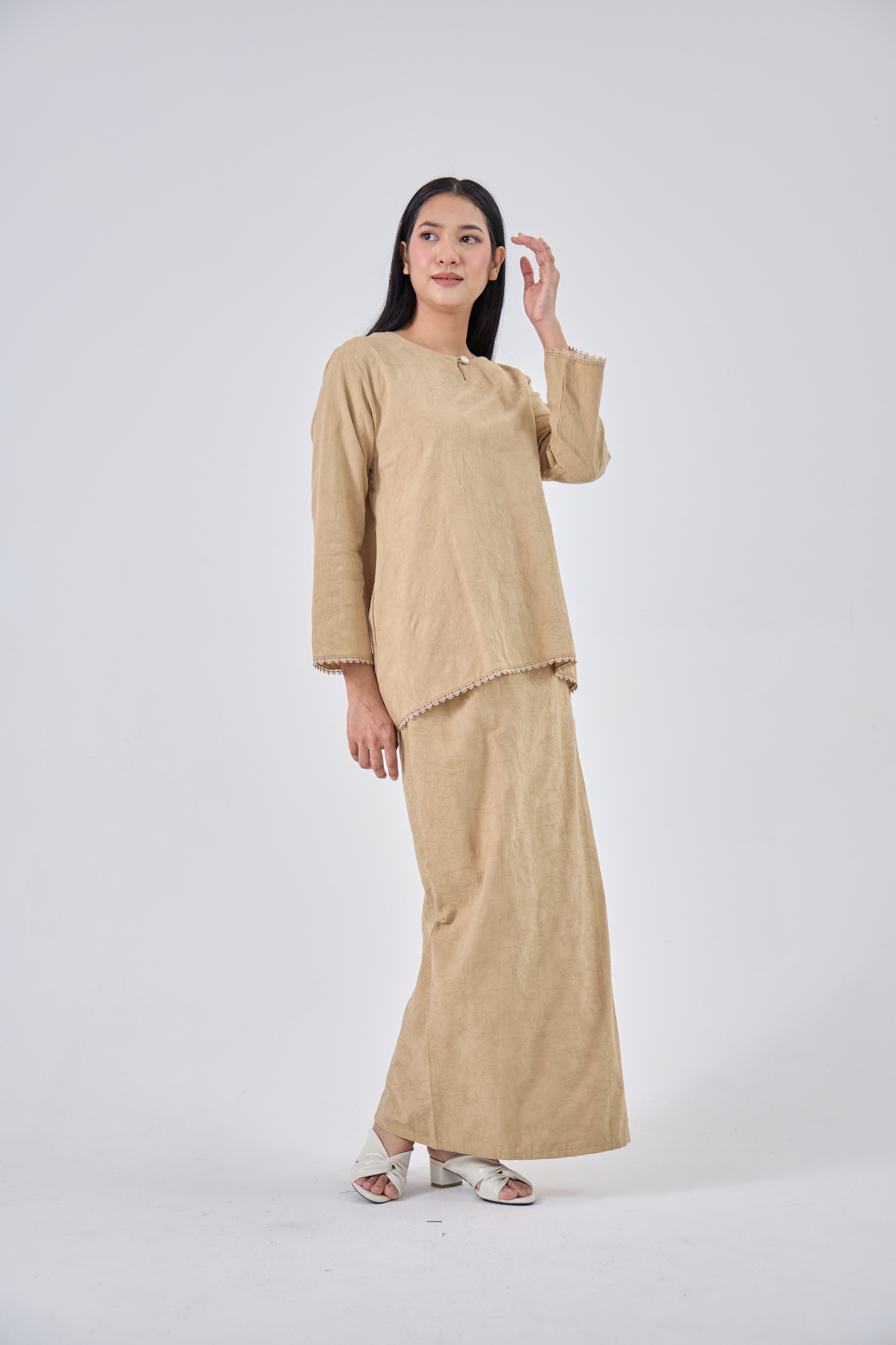Laili in Tan