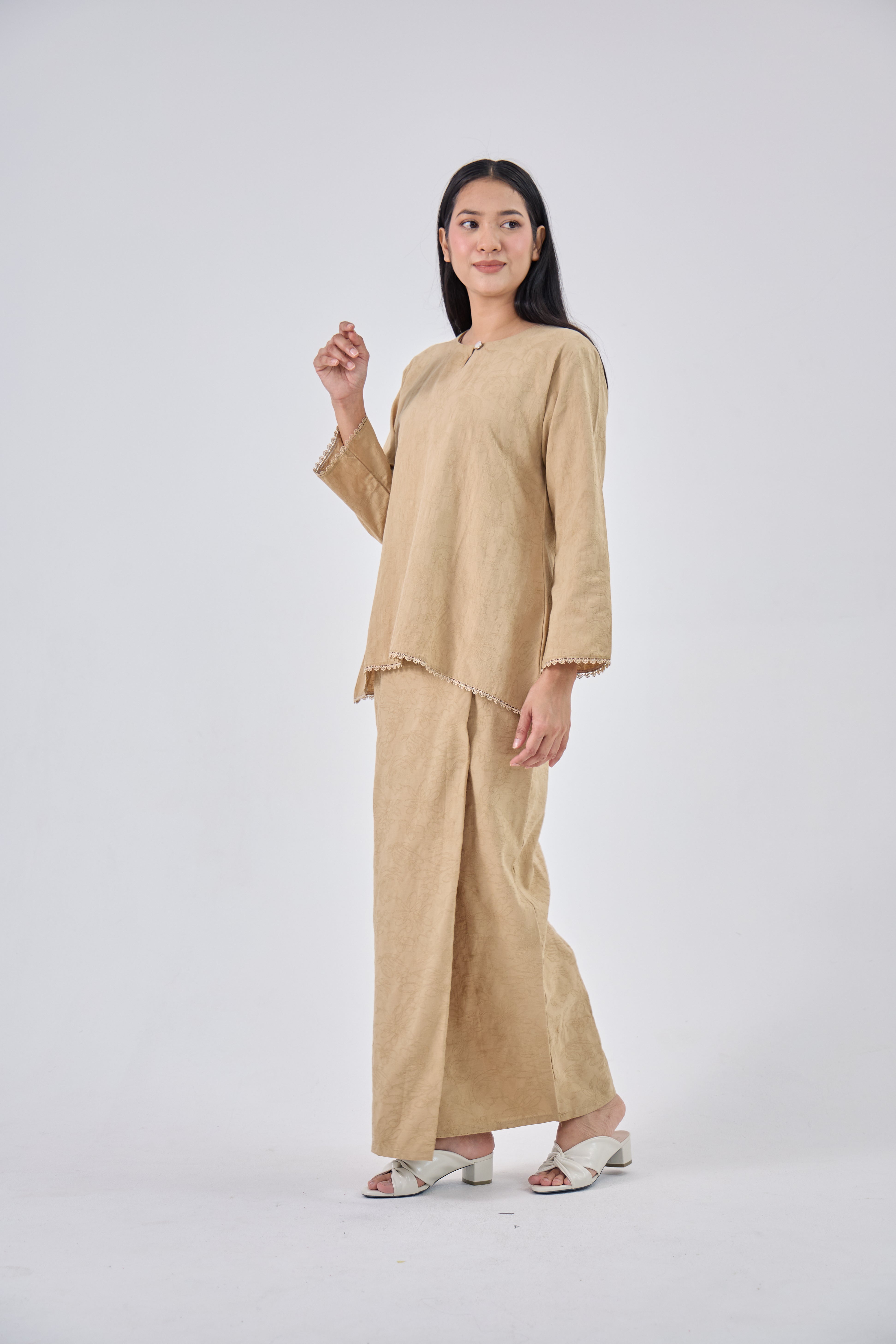 Laili in Tan