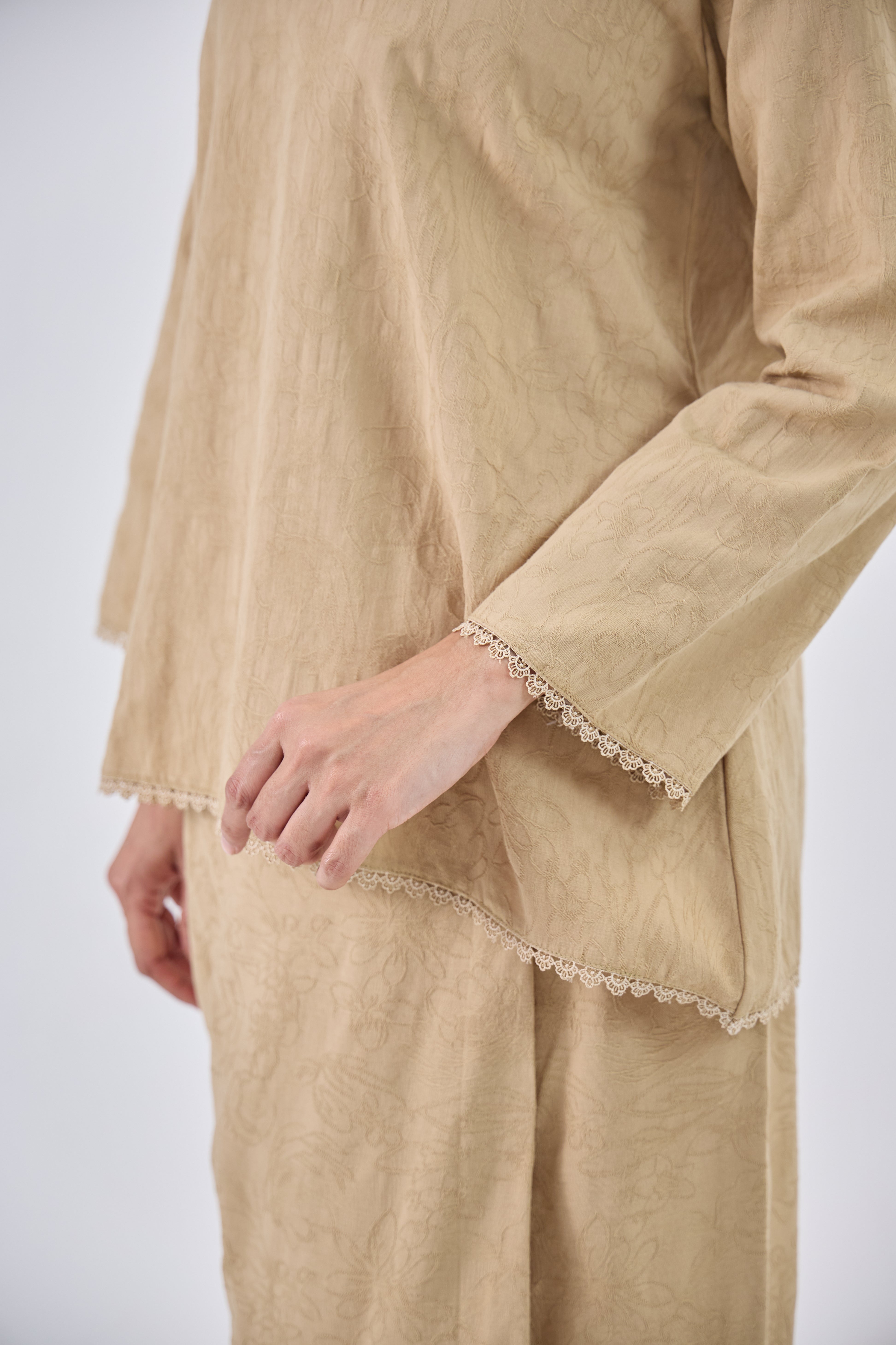 Laili in Tan
