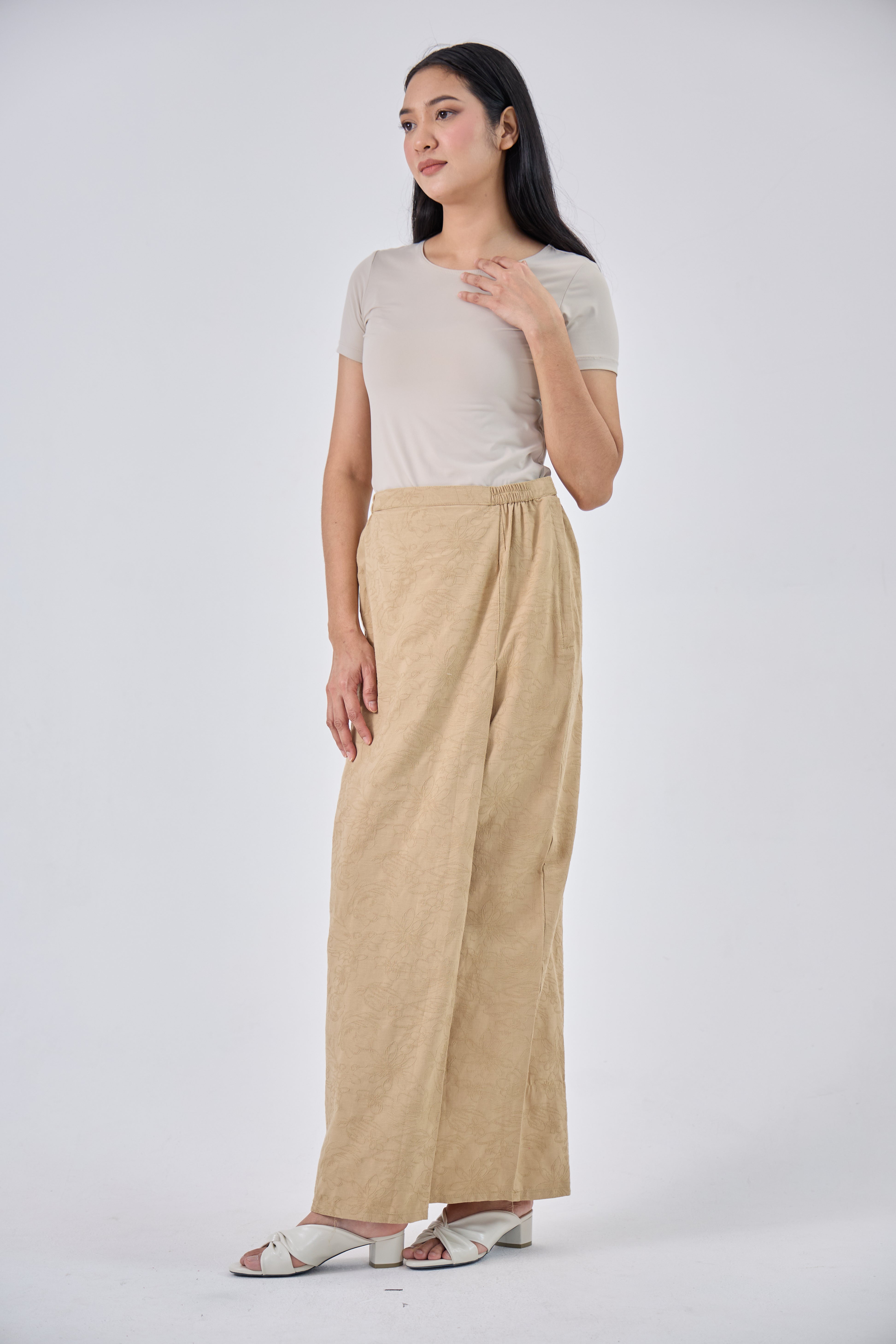 Laili in Tan