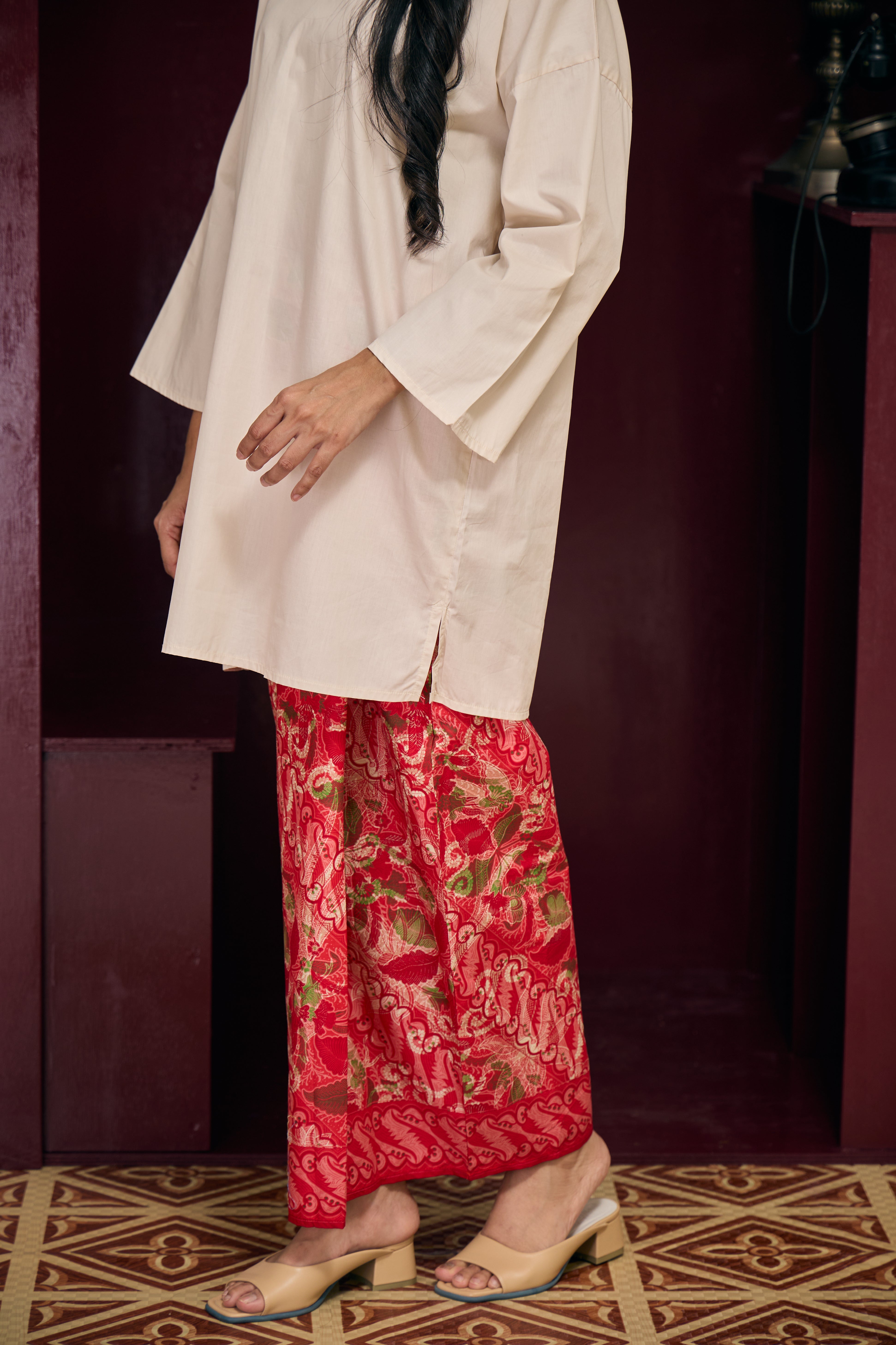 Darsha Sarung in Red