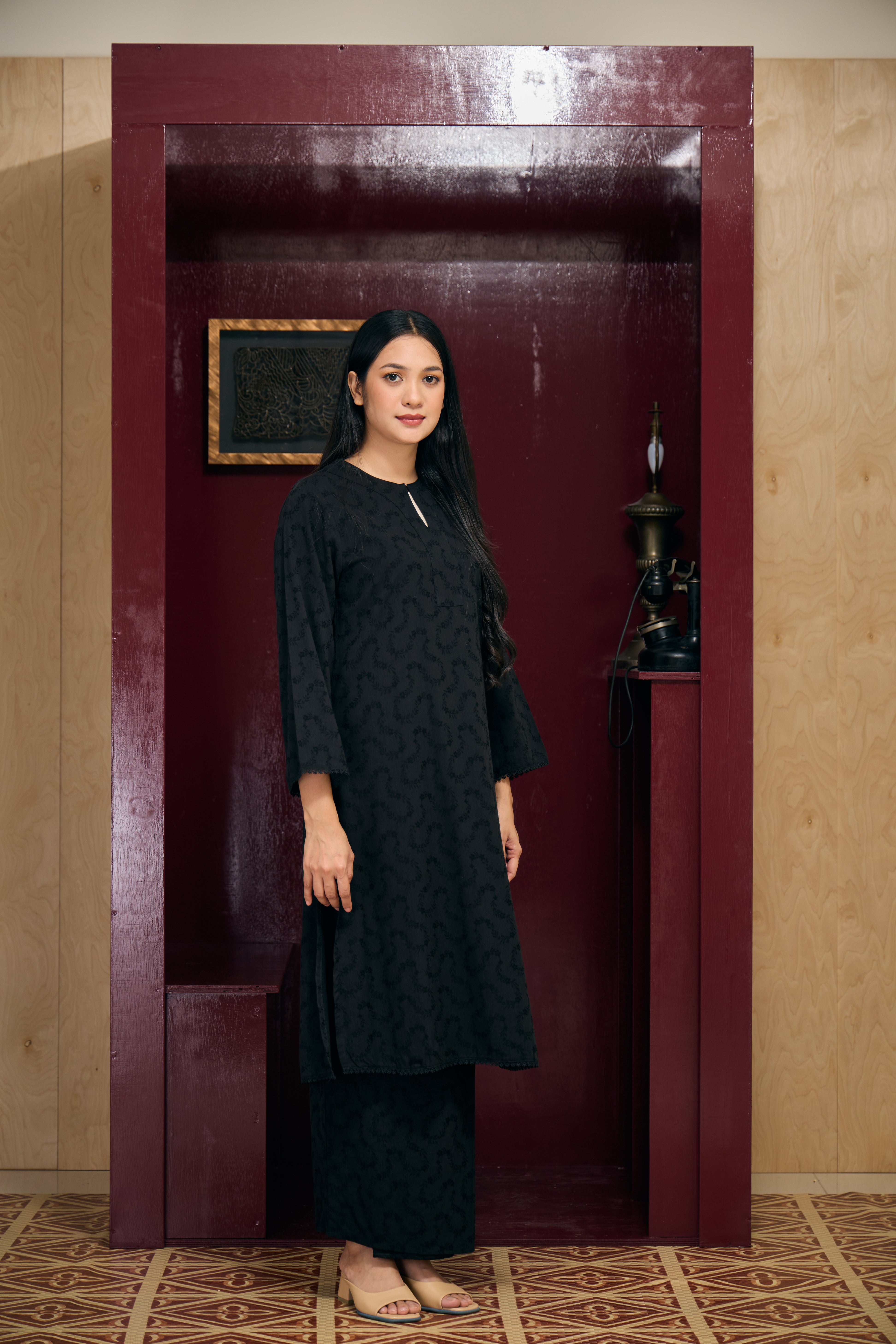 Liana in Black
