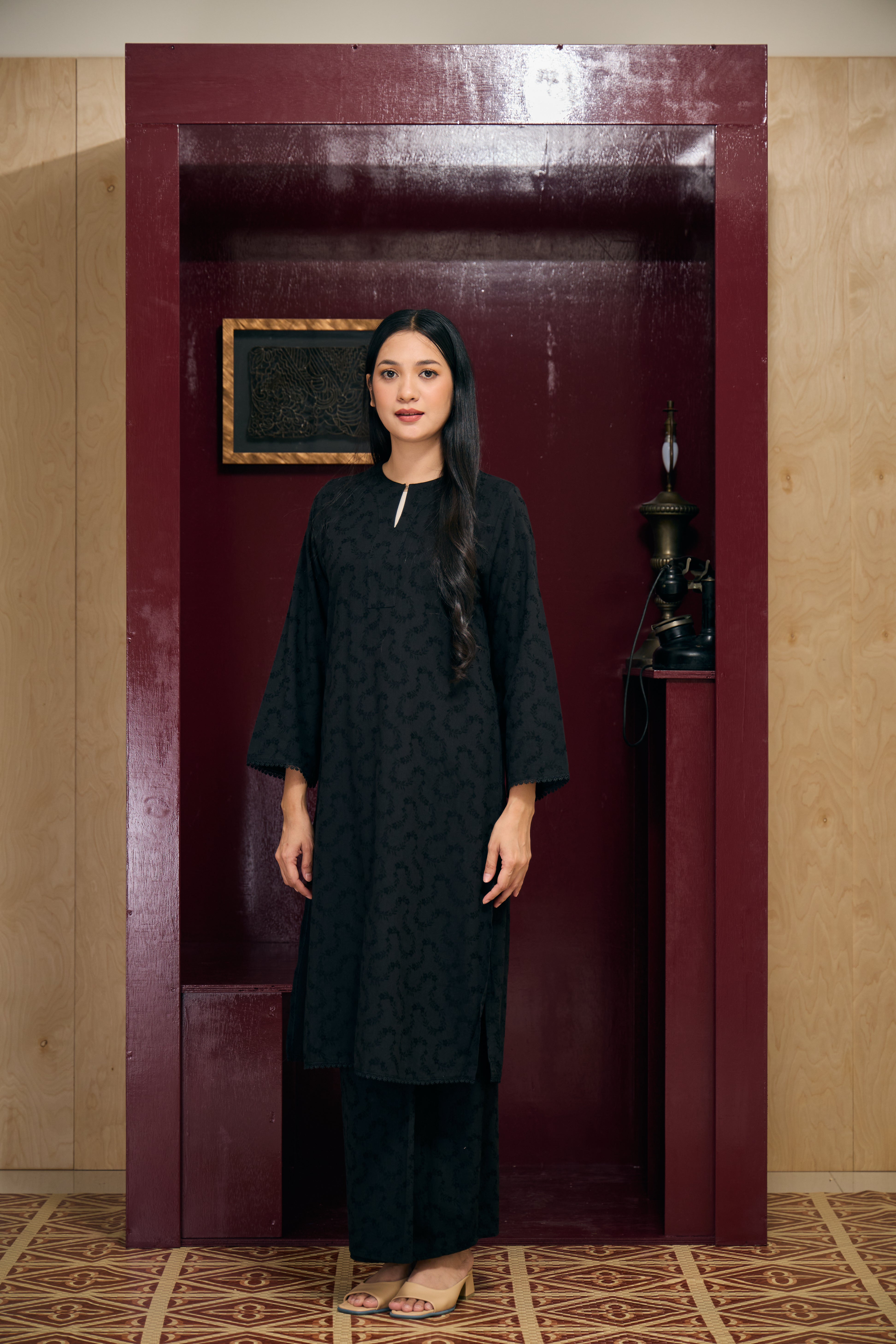 Liana in Black