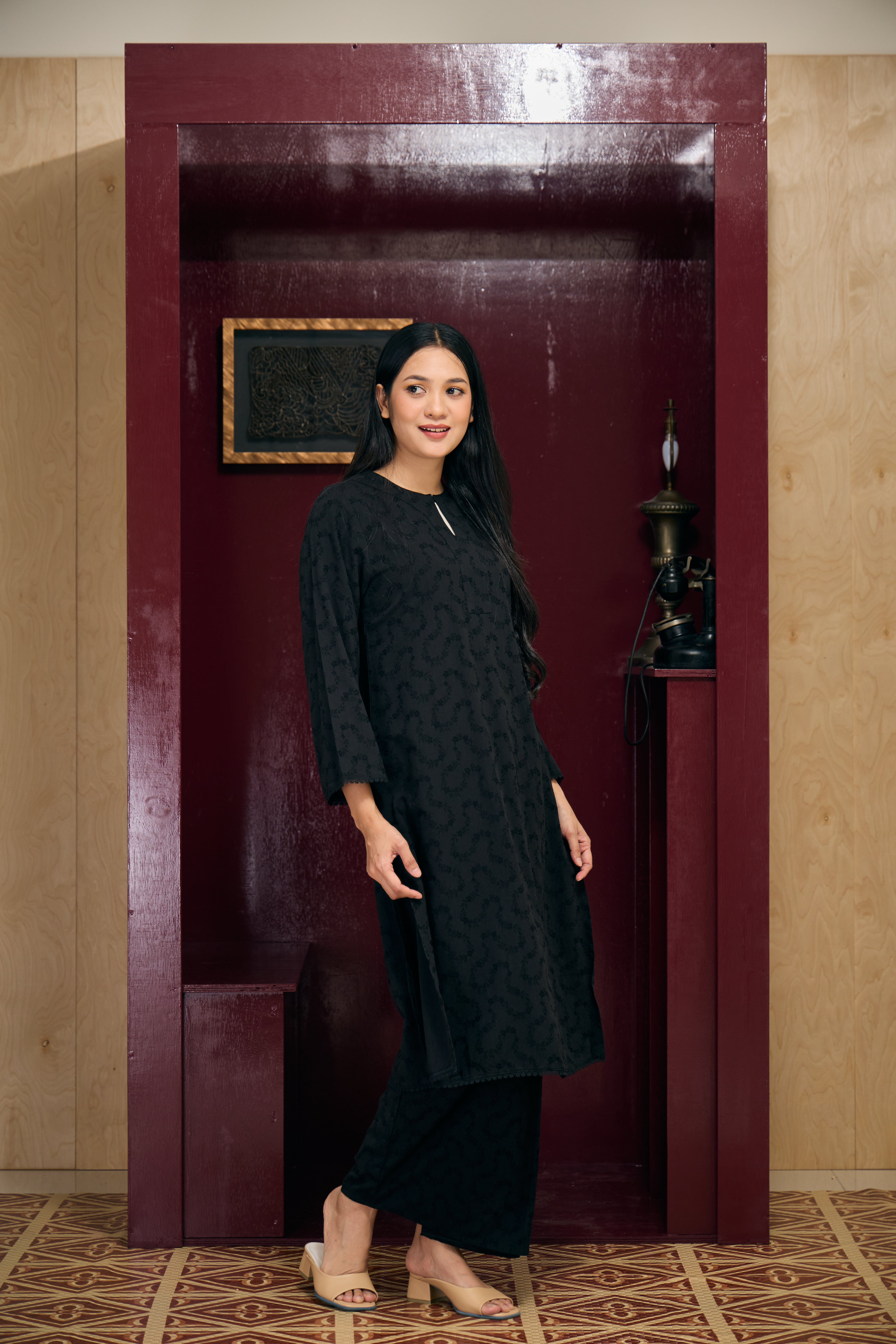 Liana in Black