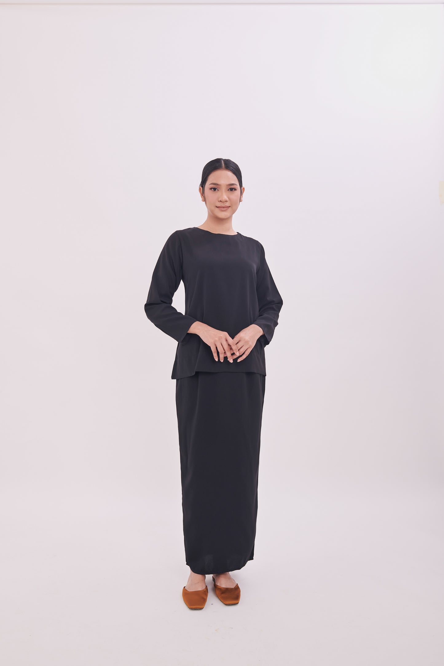Edza Scallop Top in Black