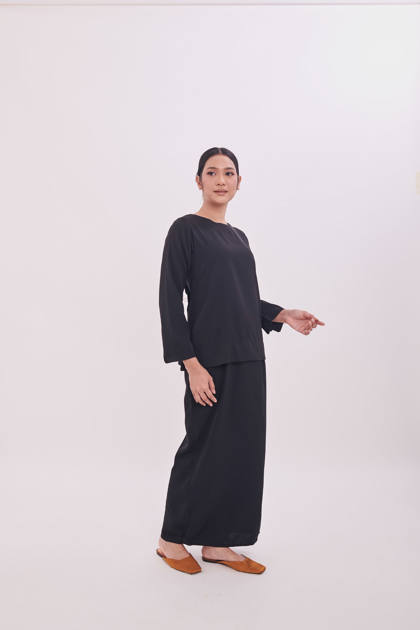 Edza Scallop Top in Black