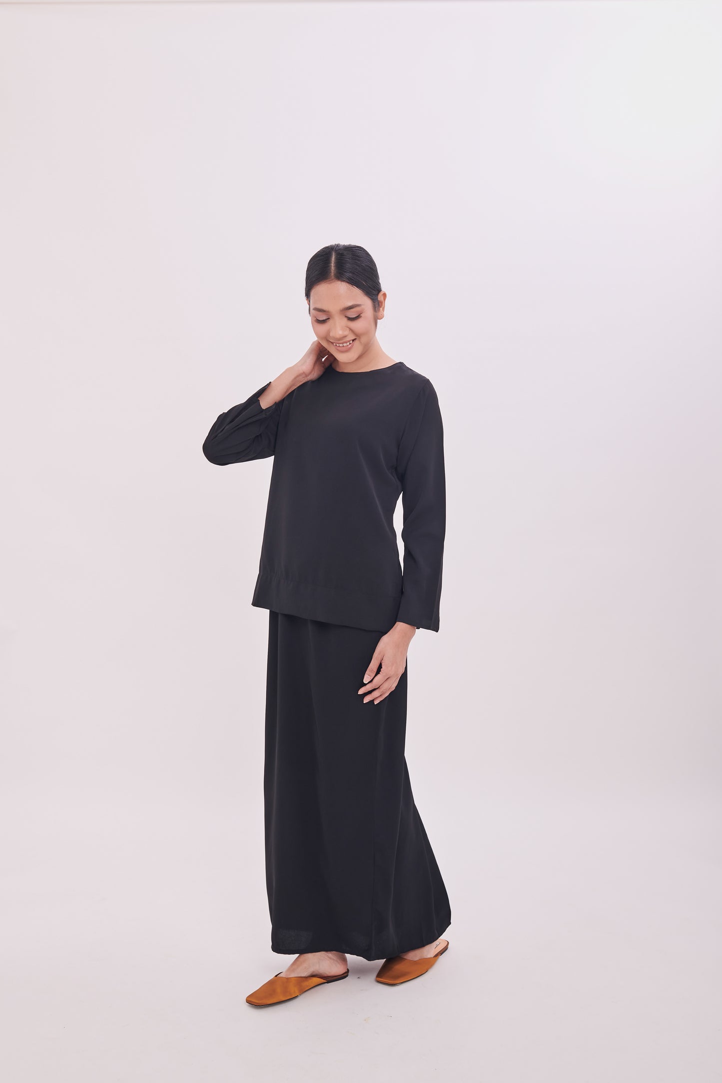Edza Scallop Top in Black