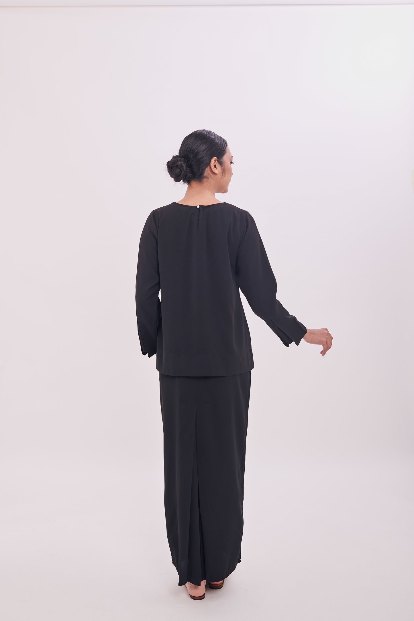 Edza Scallop Top in Black