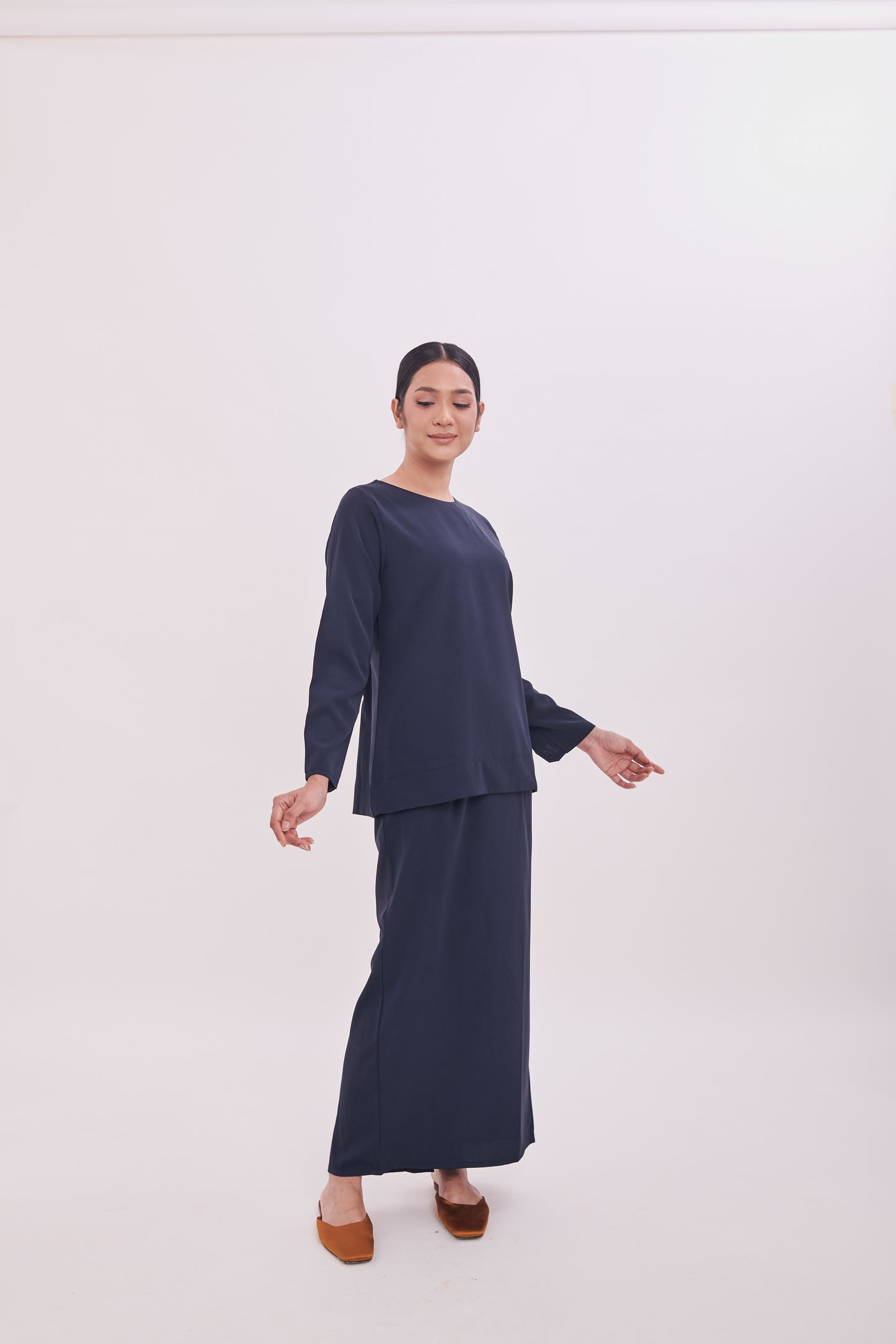 Edza Scallop Top in Dark Blue
