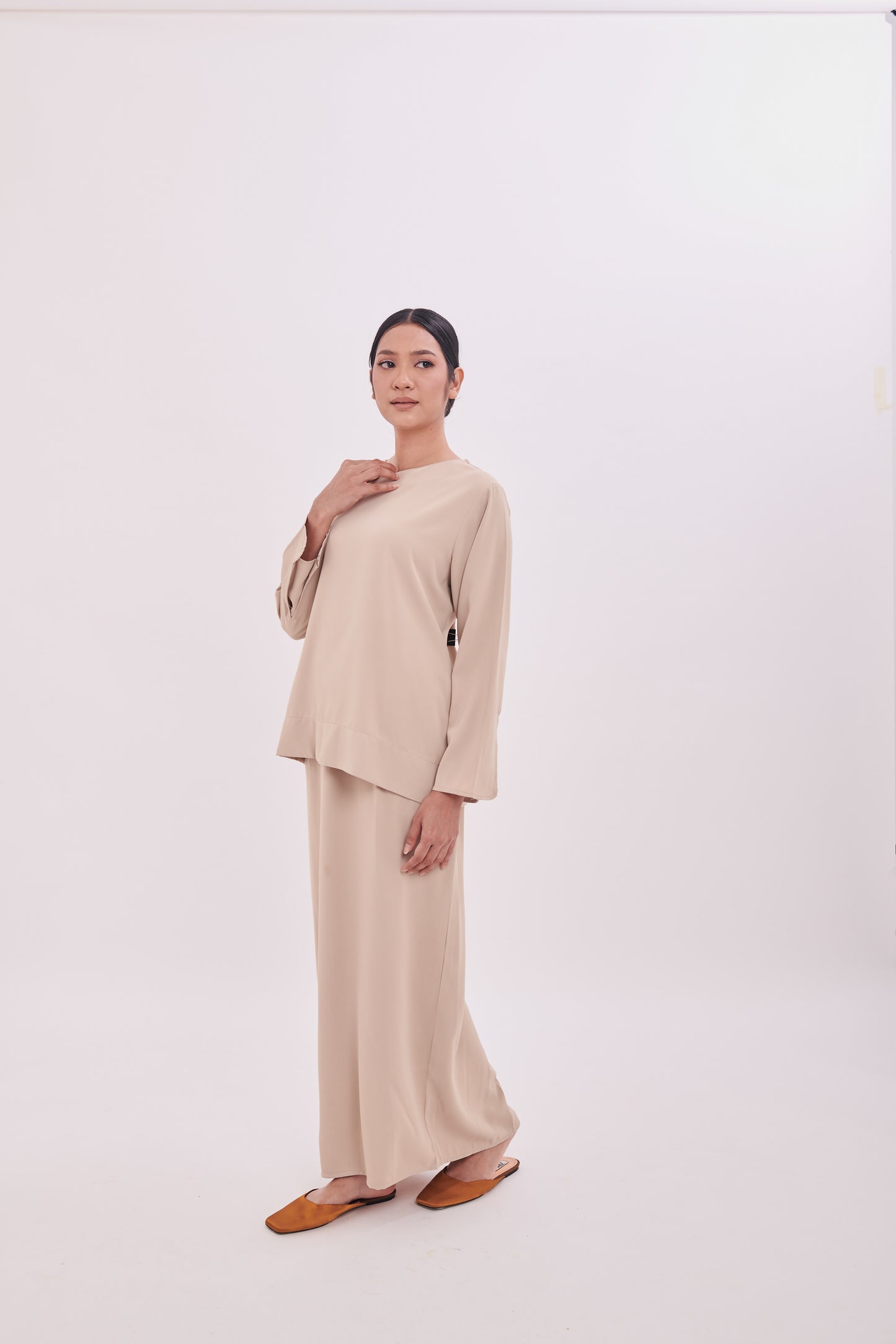 Edza Scallop Top in Khaki