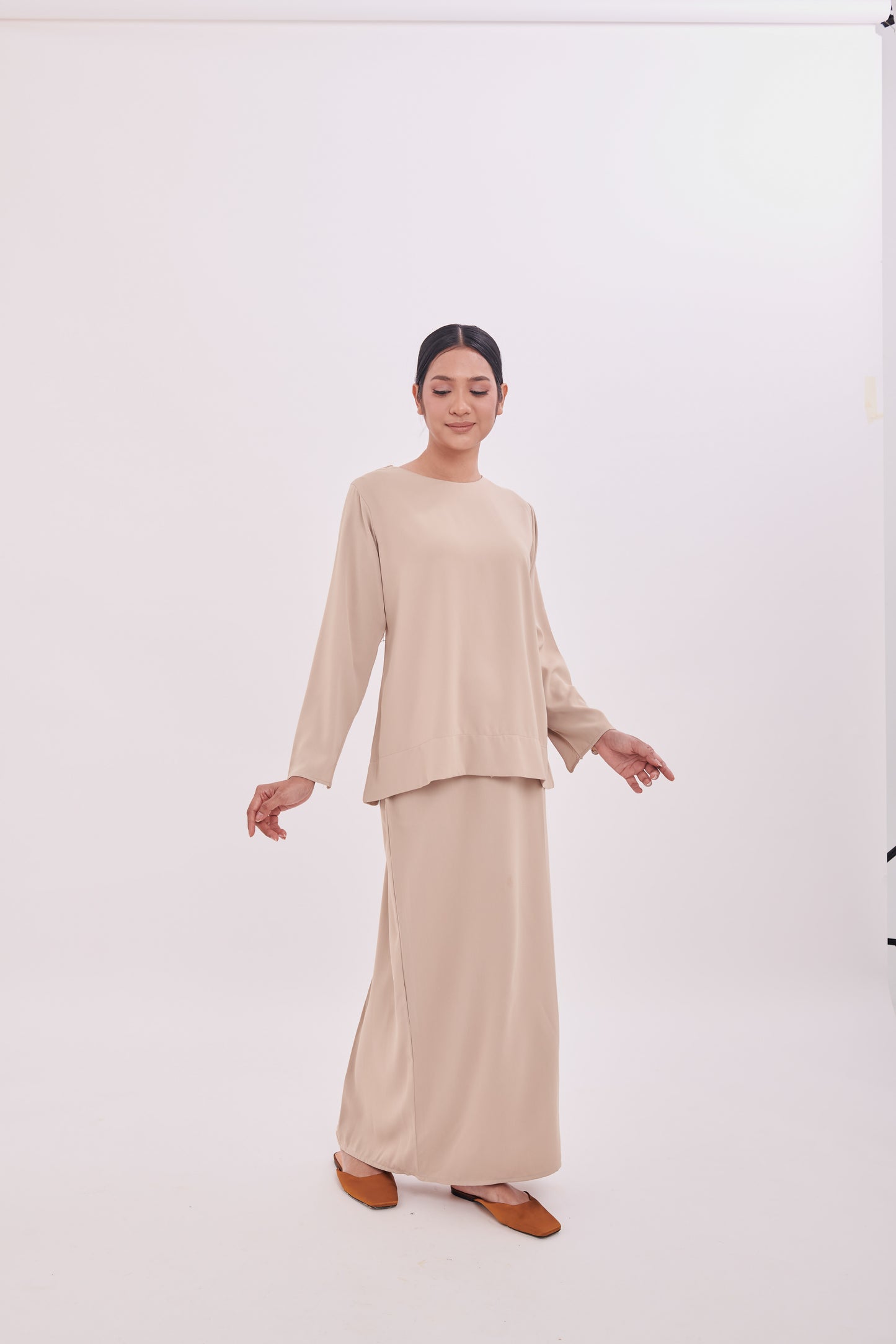 Edza Scallop Top in Khaki
