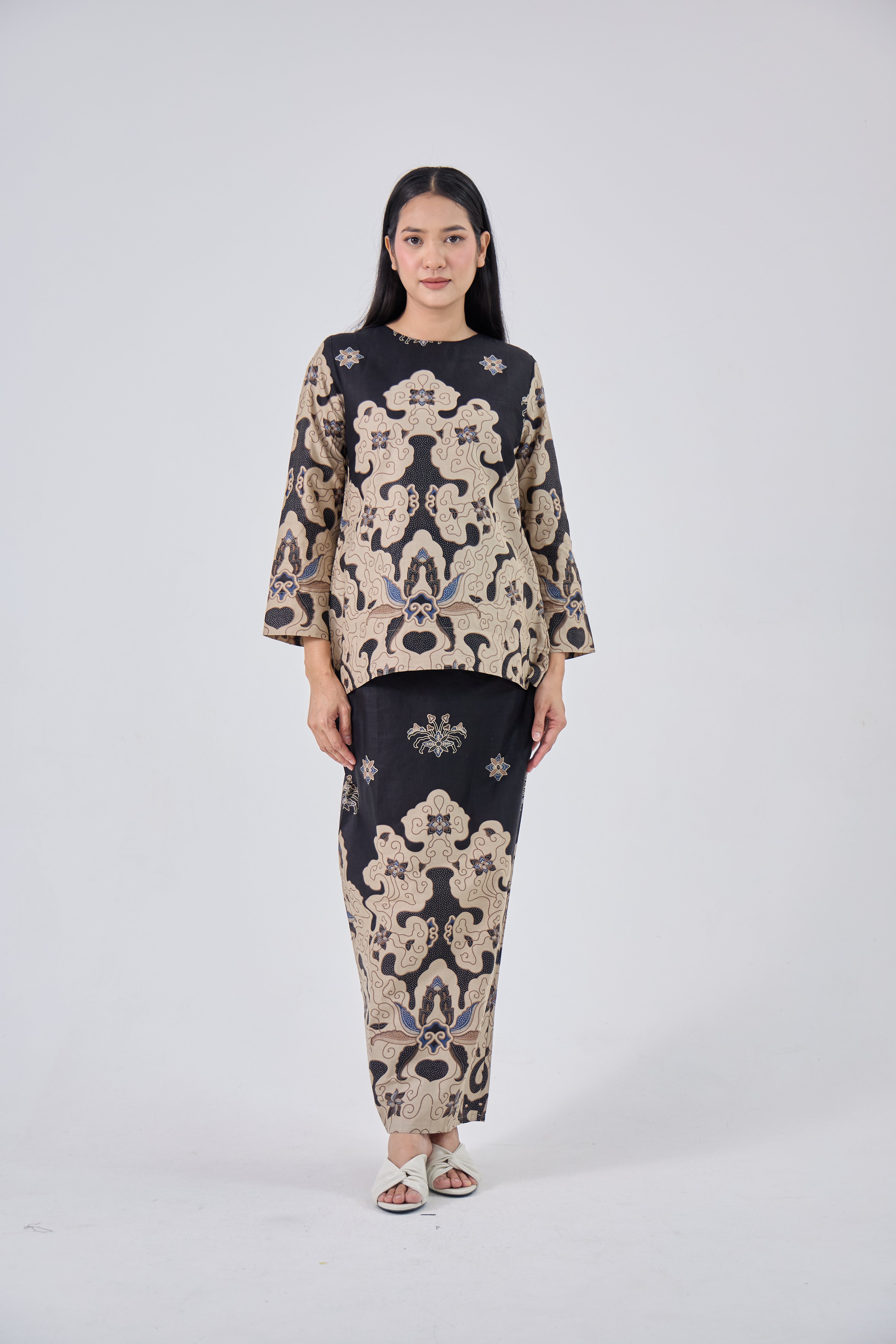 Muna in Black