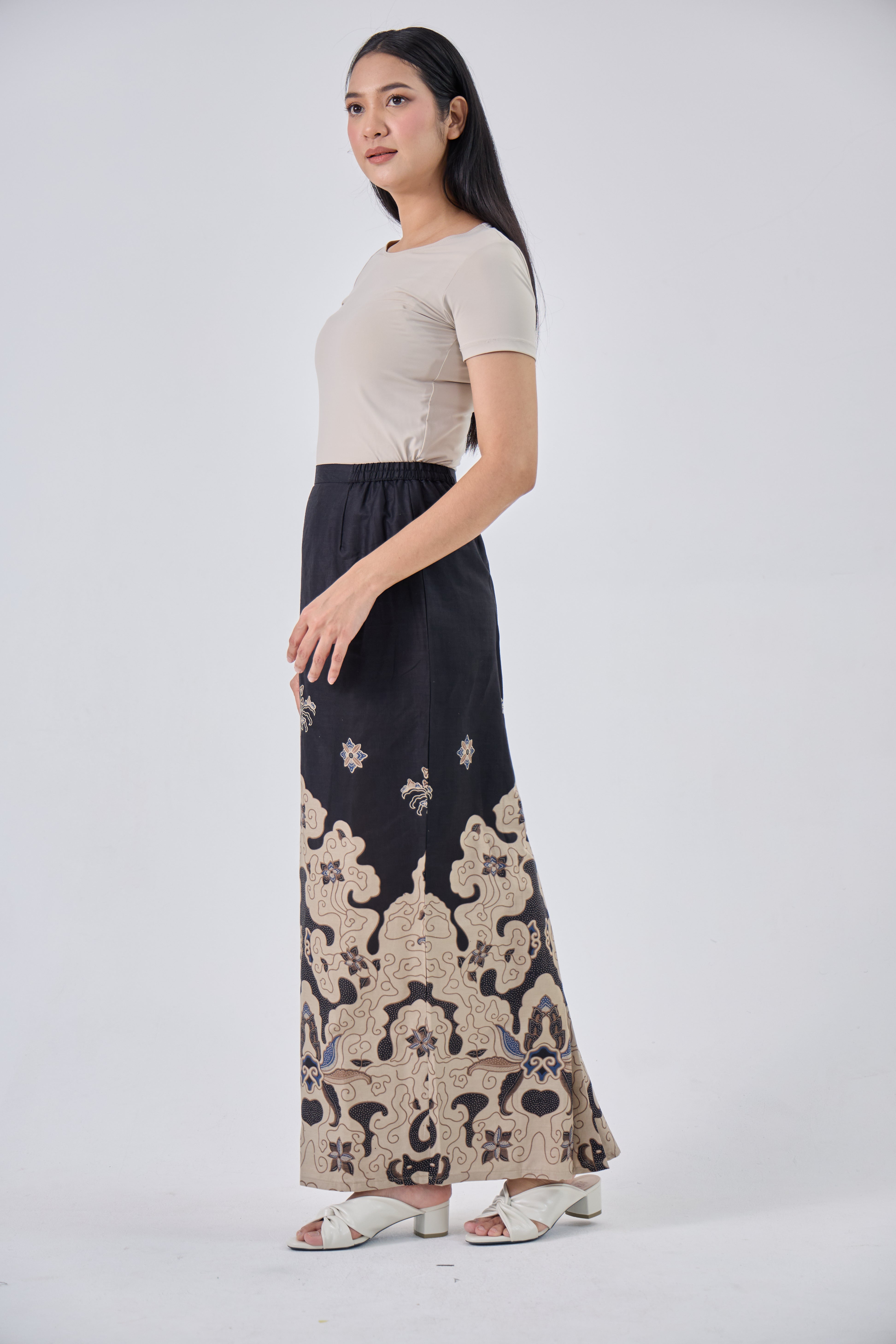 Muna in Black