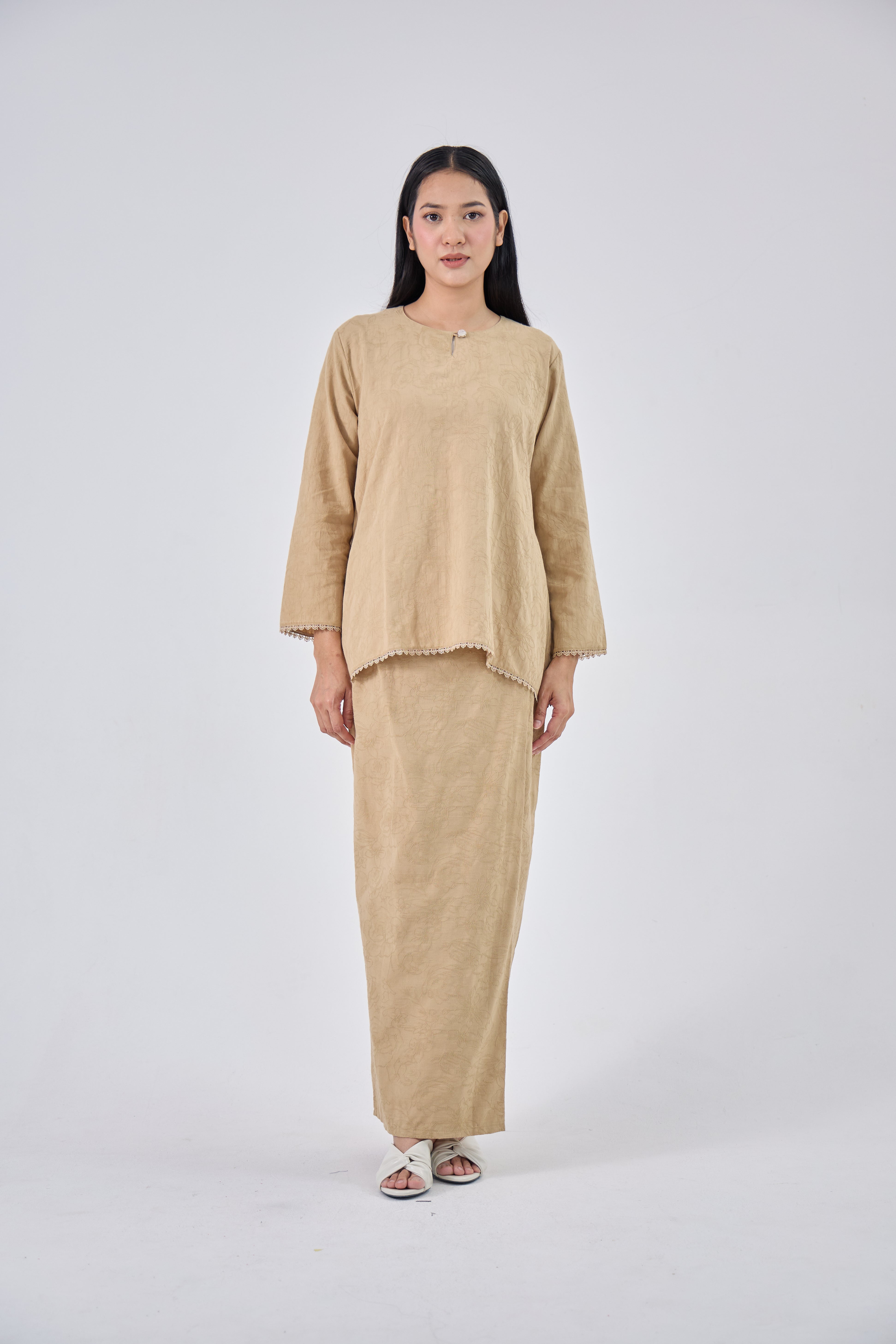 Laili in Tan