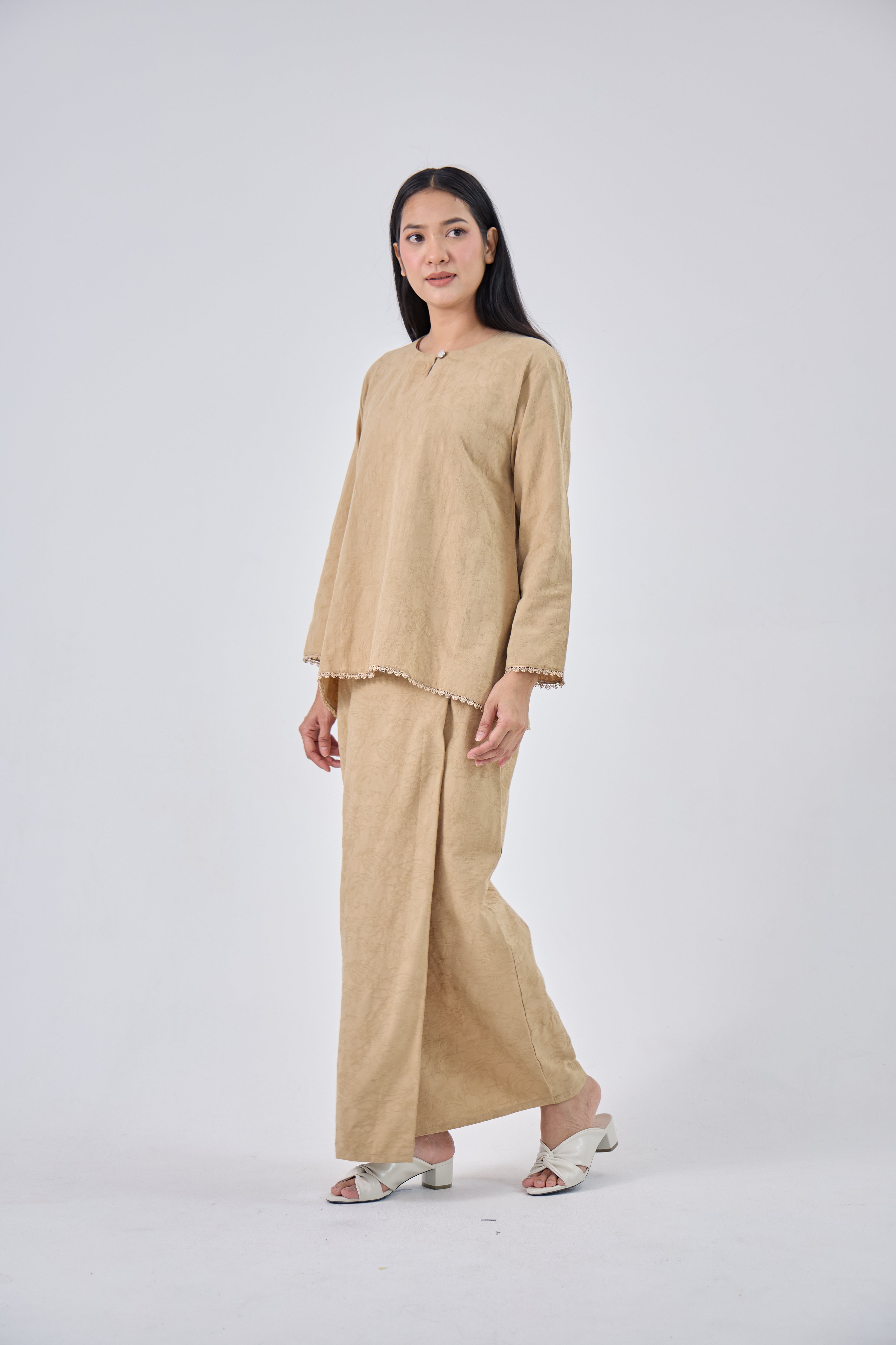 Laili in Tan