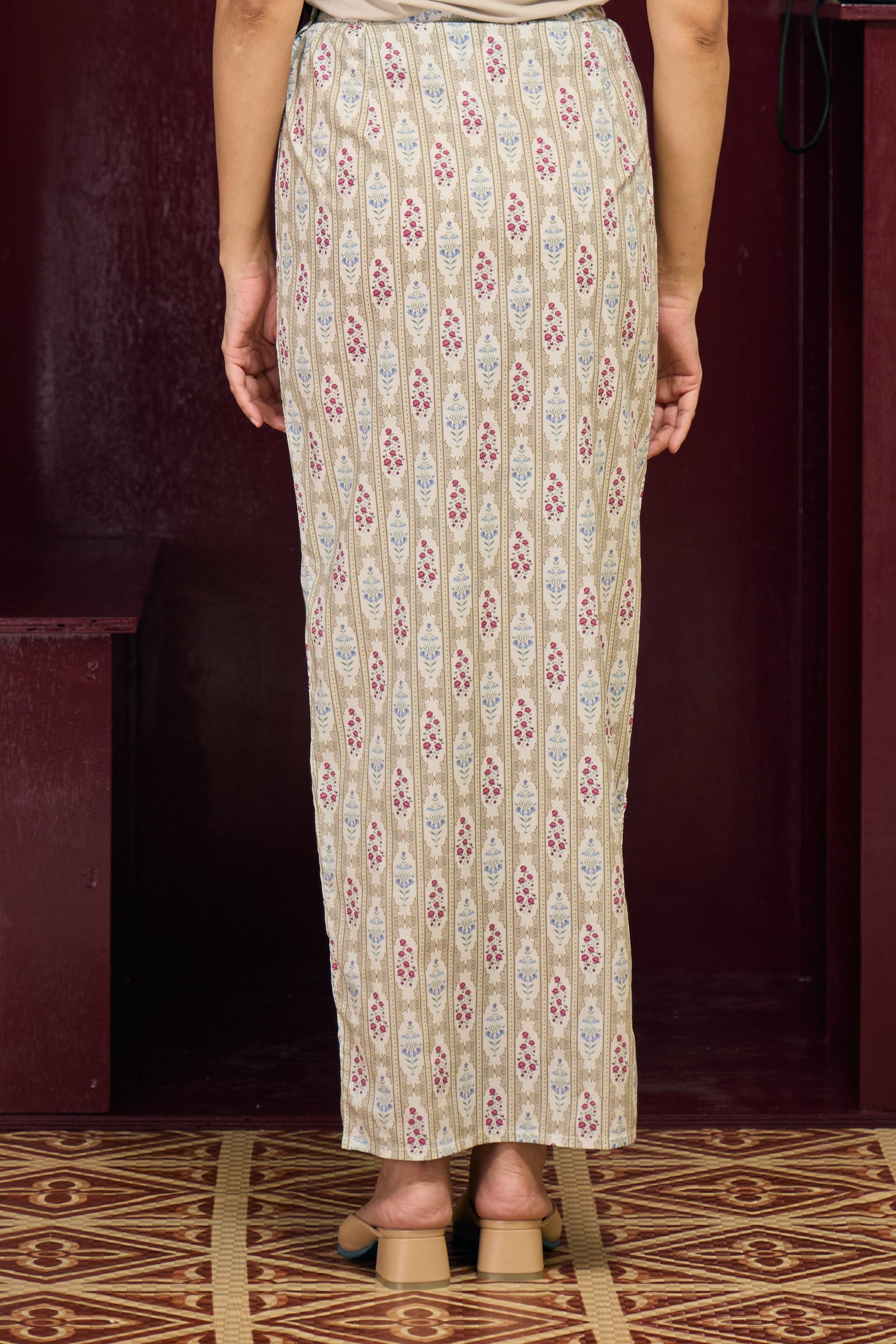 Lavika Sarung in Cream